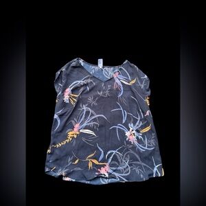 ✨Black floral blouse with a relaxed fit✨